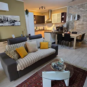 Prime - Large Independent Apartment, Air Conditioning, 2 Bathrooms, 2 Free Covered Parking Spaces, No Restricted Traffic Zone, Train Station 100m, Theatre 150m, Historic Centre Apartamento